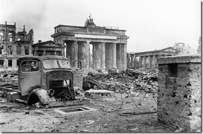 Bundesarchiv_B_145_Bild-P054320,_Berlin,_Brandenburger_Tor_und_Pariser_Platz